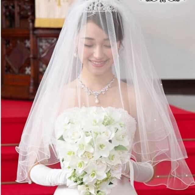 新品パールフリルウエディングベール白ホワイト櫛くし付きシンプル結婚式ミドル腰丈 レディースのフォーマル/ドレス(ウェディングドレス)の商品写真