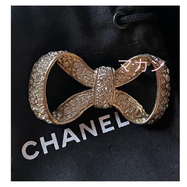 CHANEL(シャネル)のシャネル 人気 リボンブローチ CHANEL ラインストーン ブローチ ゴールド レディースのアクセサリー(ブローチ/コサージュ)の商品写真