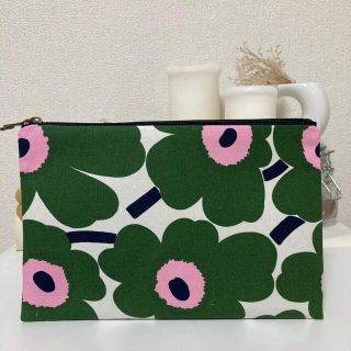 マリメッコ(marimekko)の【期間限定値下】マリメッコ  marimekko マチなしポーチ　フラットポーチ(ポーチ)