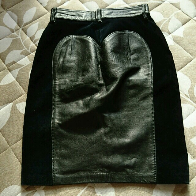 MOSCHINO(モスキーノ)のMOSCHINO レザー&ベロア スカート  レディースのスカート(ひざ丈スカート)の商品写真