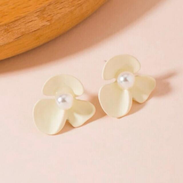 フラワーベビーパールピアス レディースのアクセサリー(ピアス)の商品写真