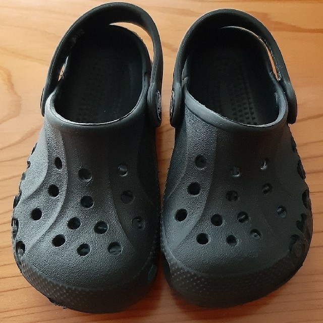 crocs(クロックス)の美品 crocs クロックス サンダル 14-15cm 黒 キッズ/ベビー/マタニティのベビー靴/シューズ(~14cm)(サンダル)の商品写真
