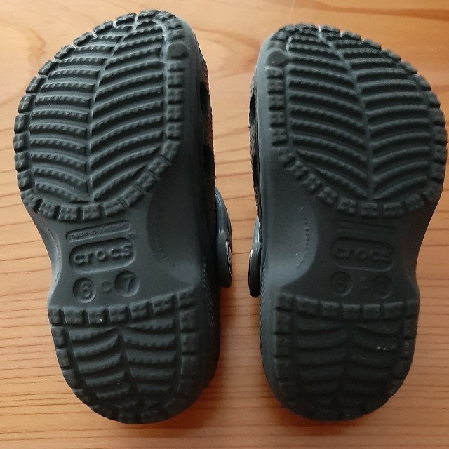 crocs(クロックス)の美品 crocs クロックス サンダル 14-15cm 黒 キッズ/ベビー/マタニティのベビー靴/シューズ(~14cm)(サンダル)の商品写真