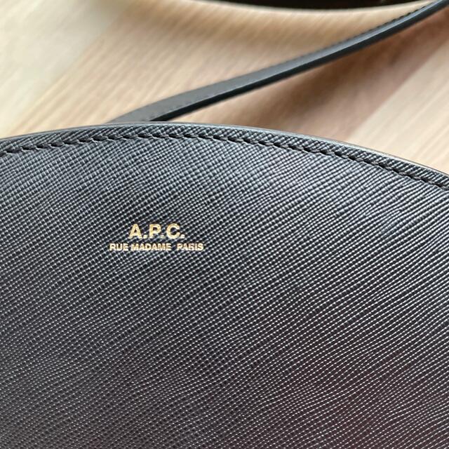 A.P.C(アーペーセー)のa.p.c バッグ ハーフムーンショルダー レディースのバッグ(トートバッグ)の商品写真