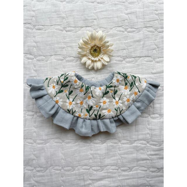 ハンドメイド フリルスタイ 花柄 刺繍 コットンリネン ペールブルーの通販 by maison de sacci|ラクマ