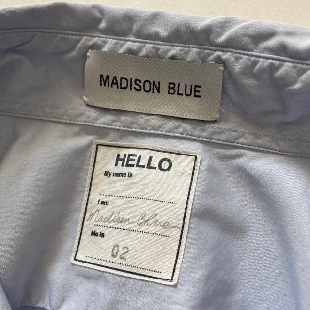 MADISONBLUE(マディソンブルー)のマディソンブルー マダムシャツ 長袖シャツ コットン ロゴ刺繍 水色 レディースのトップス(シャツ/ブラウス(長袖/七分))の商品写真