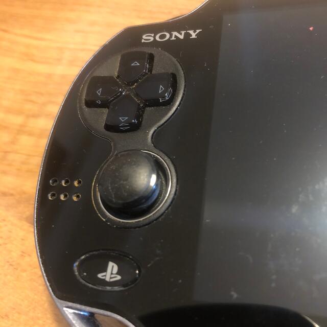 SONY(ソニー)のVITA PCH-1000 グラビティデイズ　進撃の巨人 エンタメ/ホビーのゲームソフト/ゲーム機本体(携帯用ゲーム機本体)の商品写真