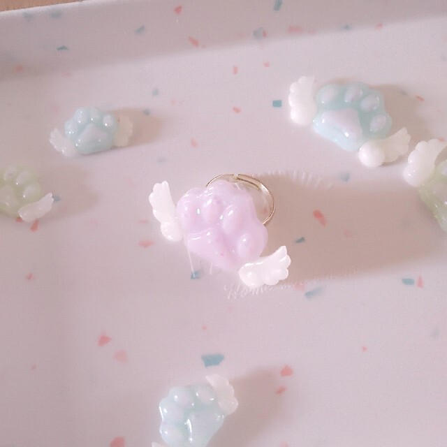 ゆめかわいいアニマル肉球リング/指輪　天使のはねつき♡　レジンハンドメイド ハンドメイドのアクセサリー(リング)の商品写真