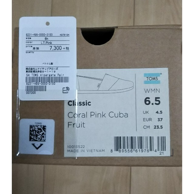 TOMS(トムズ)の新品未使用TOMS Classic Coral Pink Cuba Fruit レディースの靴/シューズ(スリッポン/モカシン)の商品写真