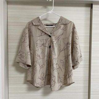 シマムラ(しまむら)の美品　線画　襟付き　ブラウス(シャツ/ブラウス(半袖/袖なし))