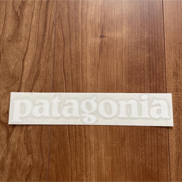 patagonia(パタゴニア)の新品未使用パタゴニア白文字ロゴカッティングステッカー スポーツ/アウトドアのアウトドア(その他)の商品写真