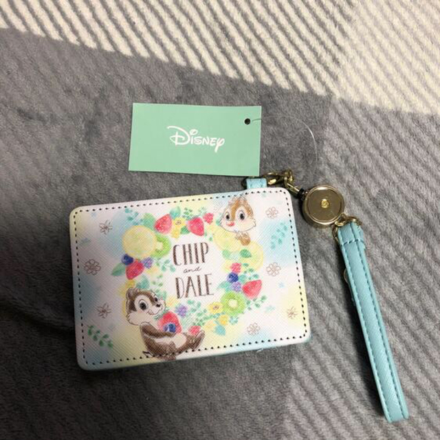 Disney(ディズニー)のチップとデール　リール付きパスケース レディースのファッション小物(パスケース/IDカードホルダー)の商品写真