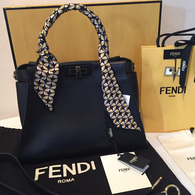 FENDI(フェンディ)のフェンディ ピーカブー ブラック×ゴールド金具 ツイリー×2付 レディースのバッグ(ハンドバッグ)の商品写真