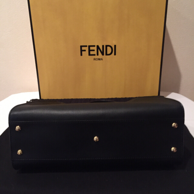 FENDI(フェンディ)のフェンディ ピーカブー ブラック×ゴールド金具 ツイリー×2付 レディースのバッグ(ハンドバッグ)の商品写真