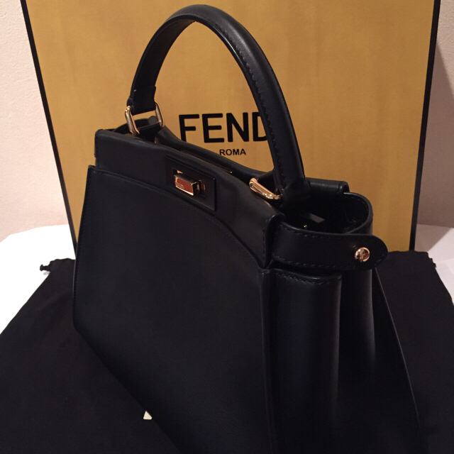 FENDI(フェンディ)のフェンディ ピーカブー ブラック×ゴールド金具 ツイリー×2付 レディースのバッグ(ハンドバッグ)の商品写真