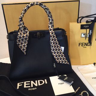 フェンディ(FENDI)のフェンディ ピーカブー ブラック×ゴールド金具 ツイリー×2付(ハンドバッグ)