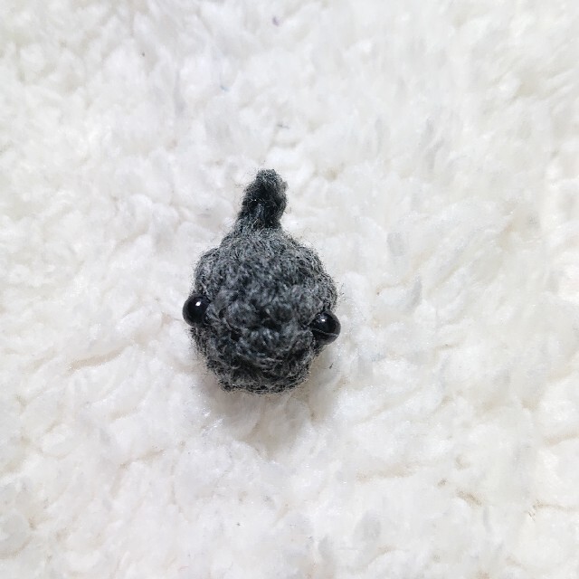 ダークグレーおたまじゃくしのあみぐるみ、キーホルダー
