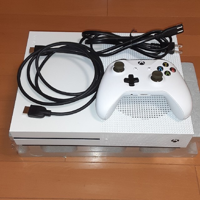 Xbox(エックスボックス)のXBOXone S 本体　1TB エンタメ/ホビーのゲームソフト/ゲーム機本体(家庭用ゲーム機本体)の商品写真