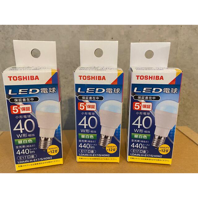 東芝(トウシバ)の【値下げ】東芝TOSHIBA LED電球 40W型相当3個セット インテリア/住まい/日用品のライト/照明/LED(蛍光灯/電球)の商品写真