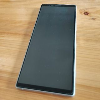 エクスペリア(Xperia)のXperia 1 SOV40　ホワイト　※販売期間4/10まで(スマートフォン本体)