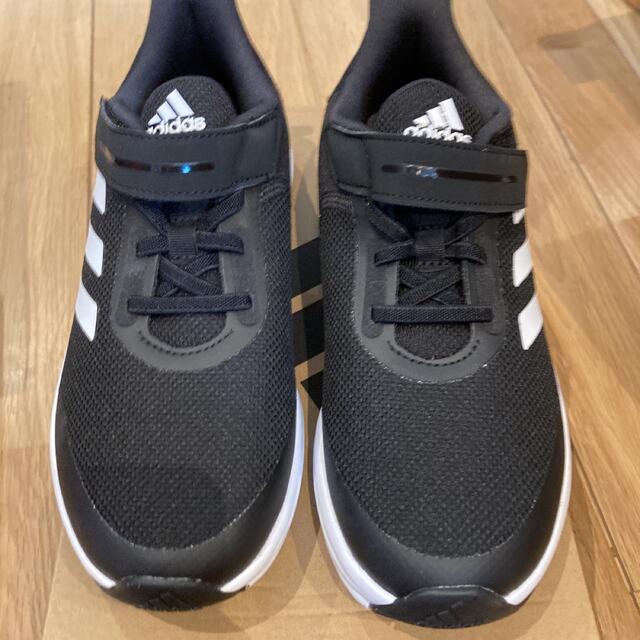 adidas(アディダス)のadidasスニーカー22.5 キッズ/ベビー/マタニティのキッズ靴/シューズ(15cm~)(スニーカー)の商品写真