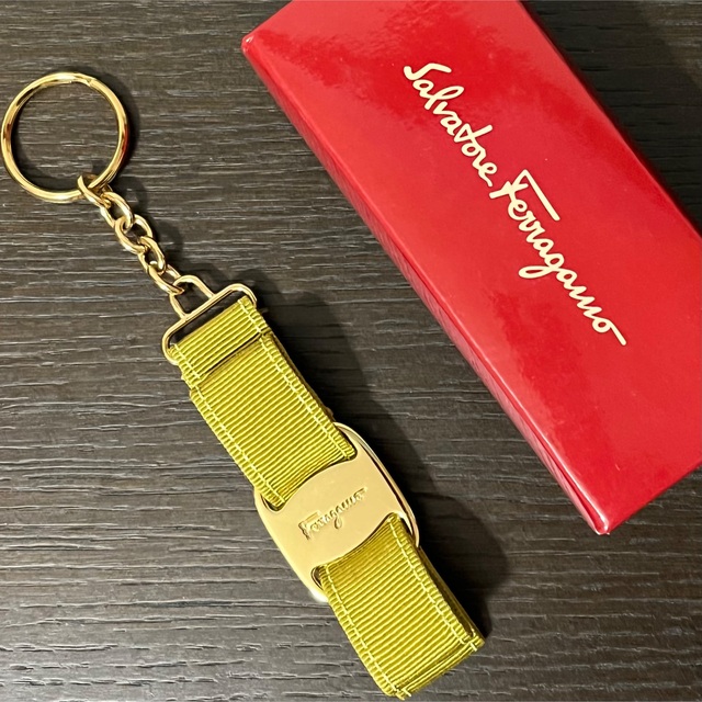 Salvatore Ferragamo(サルヴァトーレフェラガモ)のフェラガモ　ヴァラ　リボン　キーリング　カーキ レディースのファッション小物(キーホルダー)の商品写真