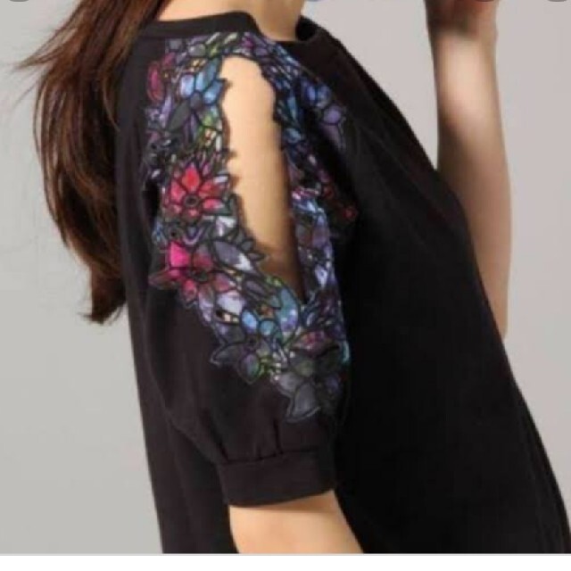 JEANASIS(ジーナシス)の肩開き花柄Tシャツ レディースのトップス(Tシャツ(半袖/袖なし))の商品写真