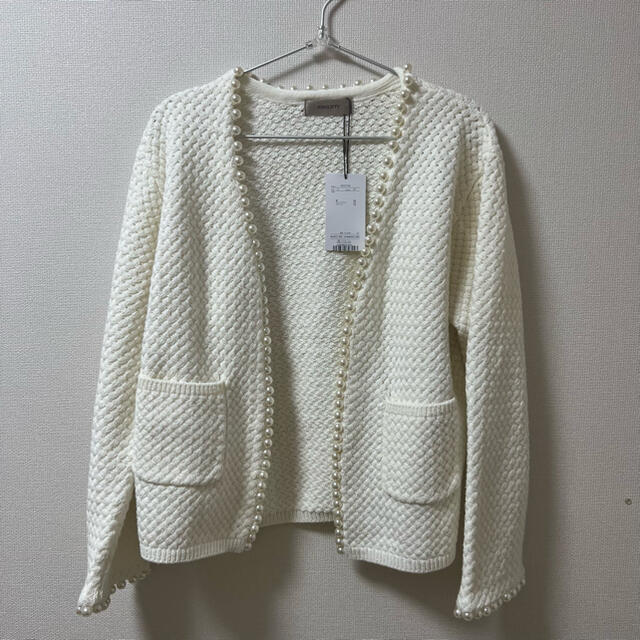 JUSGLITTY(ジャスグリッティー)のJUSGLITTY パール付ニットジャケット (white) レディースのジャケット/アウター(ノーカラージャケット)の商品写真