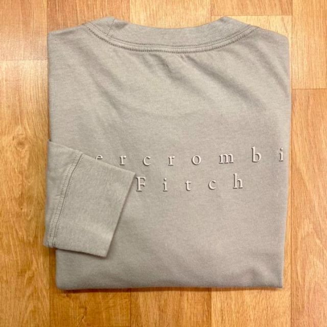 Abercrombie&Fitch(アバクロンビーアンドフィッチ)の新品【メンズS】★アバクロ★背中ロゴ！バックプリント長袖Tシャツ/茶ベージュ メンズのトップス(Tシャツ/カットソー(七分/長袖))の商品写真