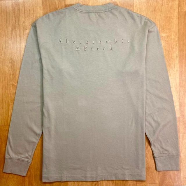 Abercrombie&Fitch(アバクロンビーアンドフィッチ)の新品【メンズS】★アバクロ★背中ロゴ！バックプリント長袖Tシャツ/茶ベージュ メンズのトップス(Tシャツ/カットソー(七分/長袖))の商品写真