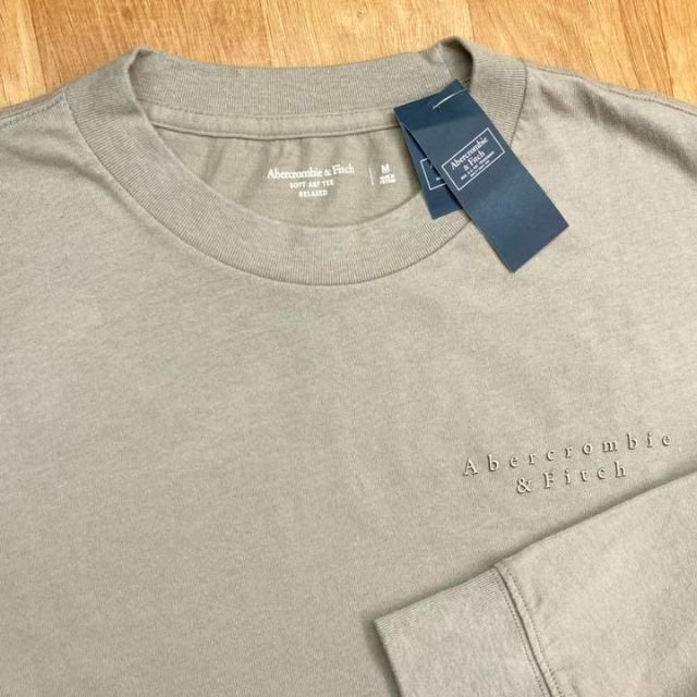 Abercrombie&Fitch(アバクロンビーアンドフィッチ)の新品【メンズS】★アバクロ★背中ロゴ！バックプリント長袖Tシャツ/茶ベージュ メンズのトップス(Tシャツ/カットソー(七分/長袖))の商品写真