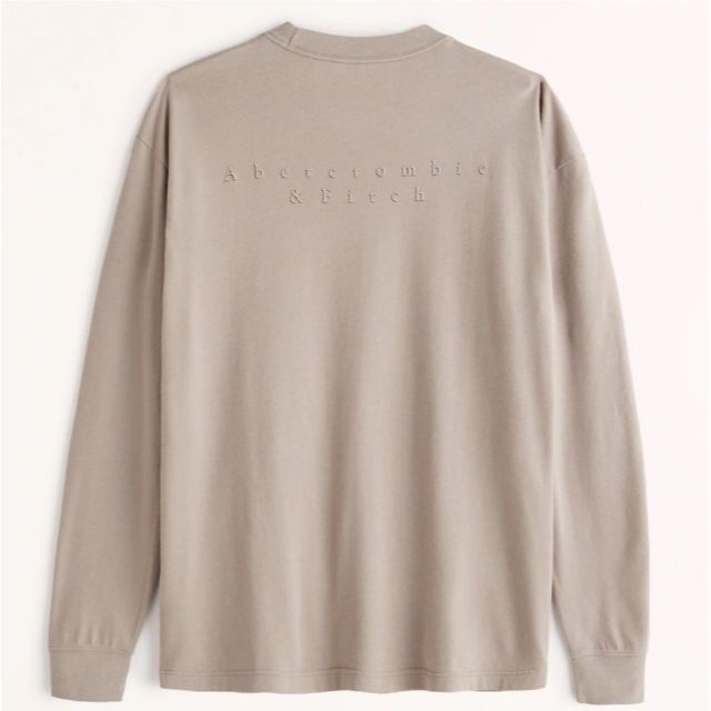 Abercrombie&Fitch(アバクロンビーアンドフィッチ)の新品【メンズS】★アバクロ★背中ロゴ！バックプリント長袖Tシャツ/茶ベージュ メンズのトップス(Tシャツ/カットソー(七分/長袖))の商品写真