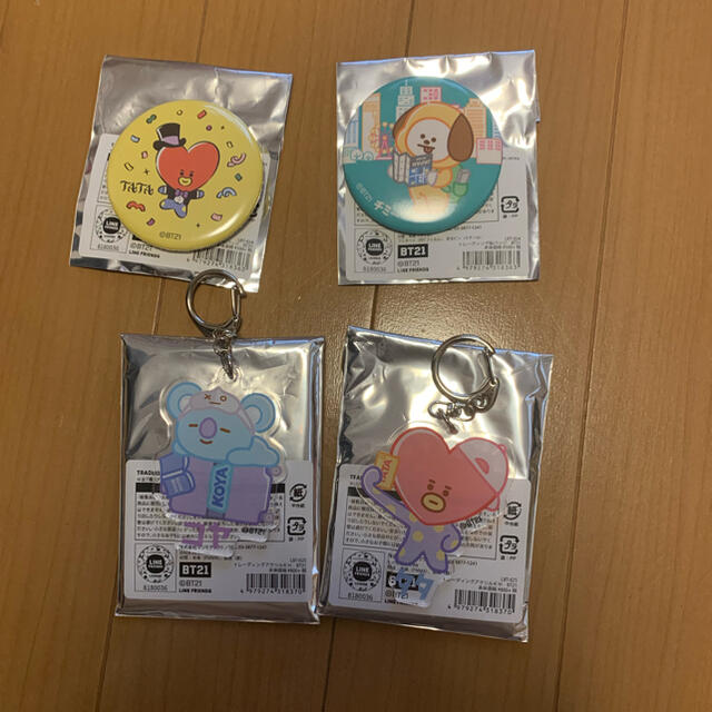 BT21(ビーティーイシビル)のBT21 ランダム　アクリルキーホルダー　缶バッチ エンタメ/ホビーのタレントグッズ(アイドルグッズ)の商品写真