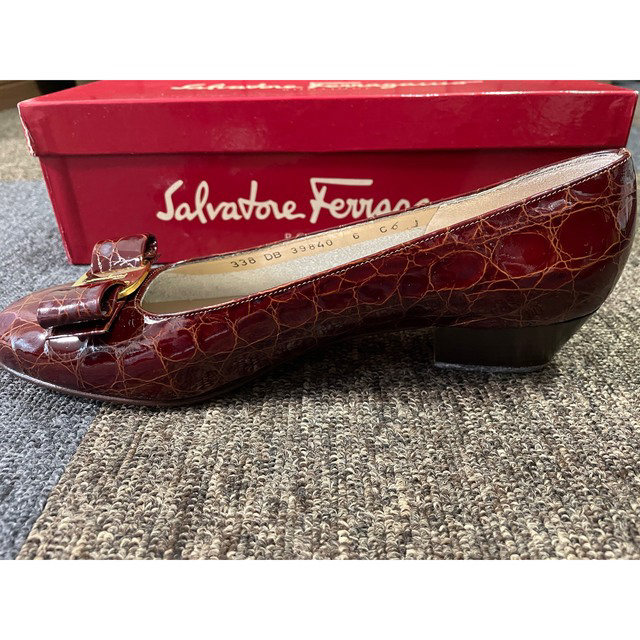 Salvatore Ferragamo(サルヴァトーレフェラガモ)の美品　フェラガモ　パンプス　型押し レディースの靴/シューズ(ハイヒール/パンプス)の商品写真