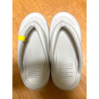 トゥモローランド(TOMORROWLAND)のTAW&TOE zero gravity flip flop グレー(サンダル)