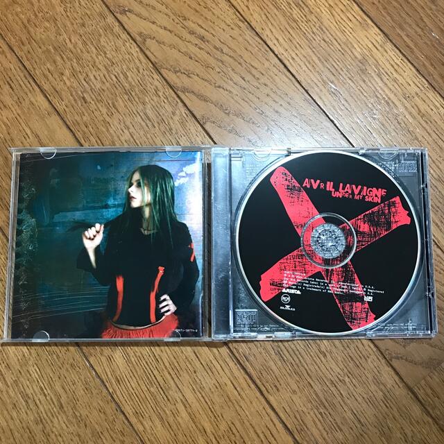 Avril Lavigne UNDER MY SKIN エンタメ/ホビーのCD(ポップス/ロック(洋楽))の商品写真