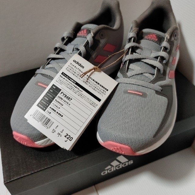 adidas(アディダス)のアディダス スニーカー　22.0cm　※GW中限りです レディースの靴/シューズ(スニーカー)の商品写真