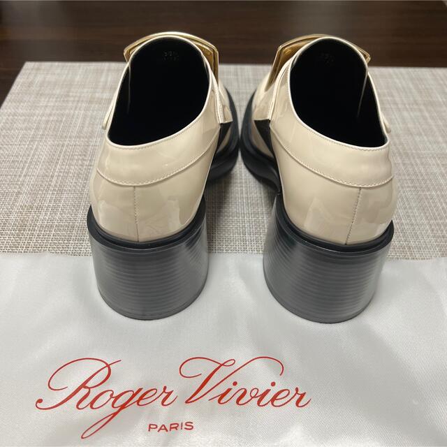ROGER VIVIER(ロジェヴィヴィエ)のROGER VIVIER  ロジェビビエ 靴 ローファー オフホワイト 未使用 レディースの靴/シューズ(ローファー/革靴)の商品写真