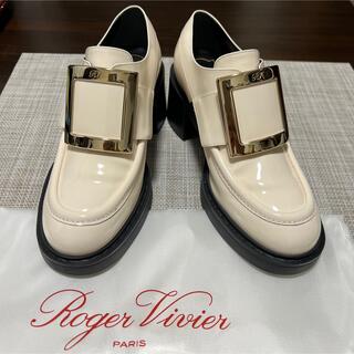 ロジェヴィヴィエ(ROGER VIVIER)のROGER VIVIER  ロジェビビエ 靴 ローファー オフホワイト 未使用(ローファー/革靴)