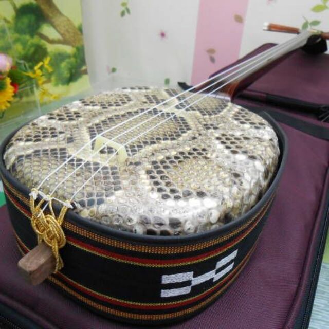 送料無料円 紫檀沖縄三線蛇皮強化張りとセミハードケース、調弦