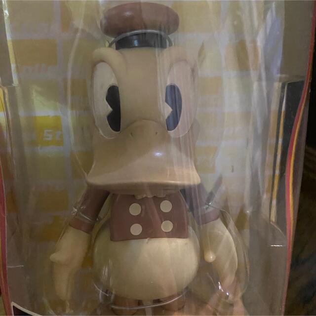 Disney(ディズニー)のドナルド　セピア　フィギュア エンタメ/ホビーのおもちゃ/ぬいぐるみ(キャラクターグッズ)の商品写真