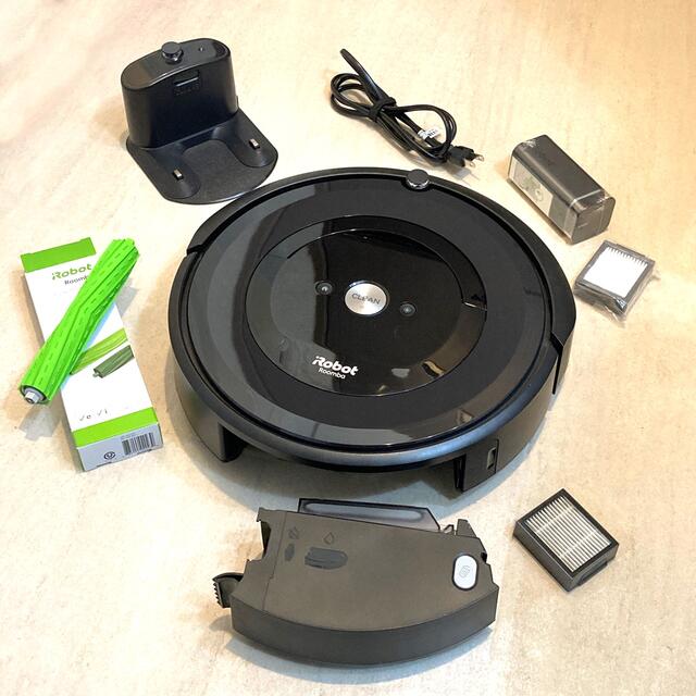 iRobot(アイロボット)のおまけ付き 値下不可‼️Roomba e5 ルンバ アイロボット ロボット掃除機 スマホ/家電/カメラの生活家電(掃除機)の商品写真