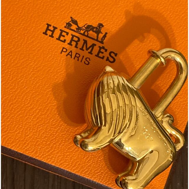 エルメス HERMES カデナ チャーム AFRICA 1997 メタル ゴールド ユニセックス 送料無料 e56824a