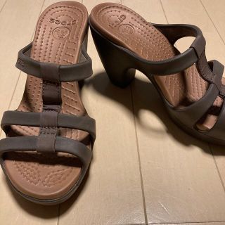 crocs - クロックス ヒールサンダル サイズ34 (22cm) 茶色の通販 by