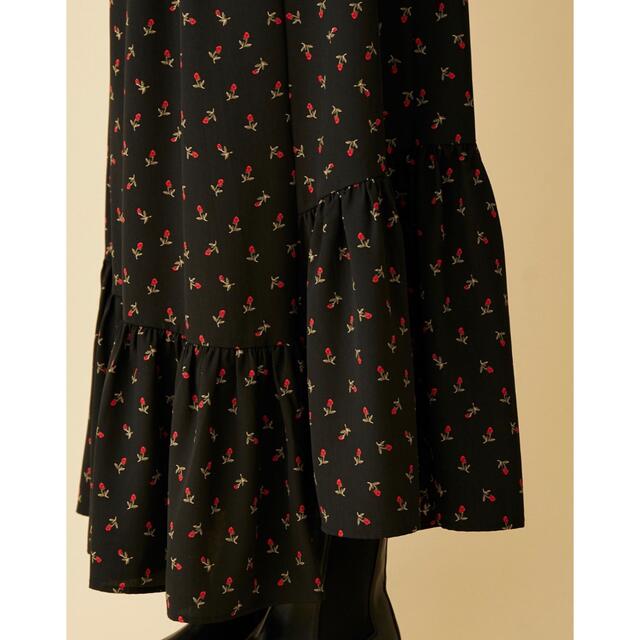 Adam et Rope'(アダムエロぺ)の未使用 マドモアゼルロペ アシンメトリーフラワーティアードスカート レディースのスカート(ロングスカート)の商品写真
