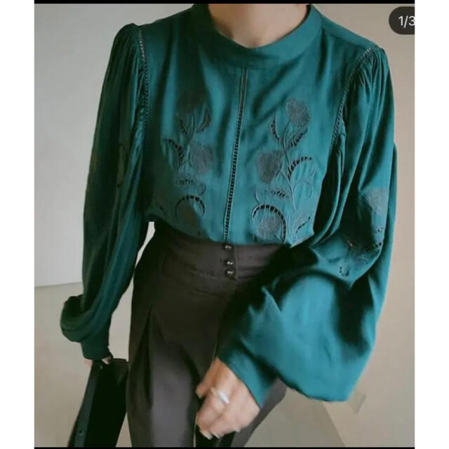 Ameri VINTAGE(アメリヴィンテージ)のLADY EMBROIDERY PUFF BLOUSE レディースのトップス(シャツ/ブラウス(長袖/七分))の商品写真