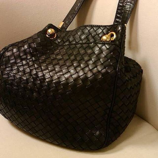 BOTTEGA VENETA（ボッテガヴェネタ)巾着　ショルダーバッグ　ブラック