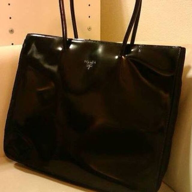 PRADA(プラダ)ブラックパテントレザー トートバッグ - トートバッグ