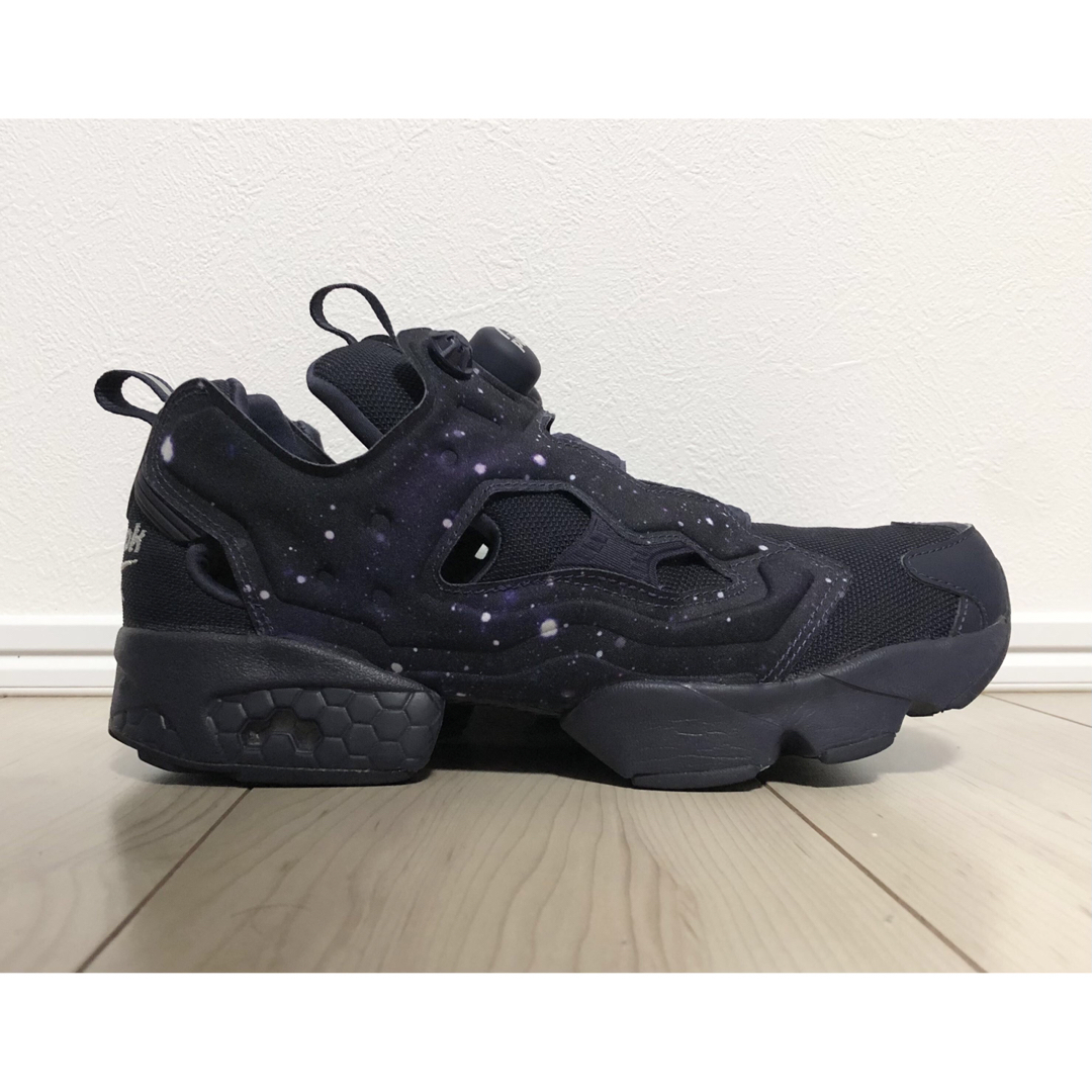 Reebok(リーボック)の27.5cm 良品 REEBOK PUMP FURY OG 宇宙柄 ネイビー 紺 メンズの靴/シューズ(スニーカー)の商品写真