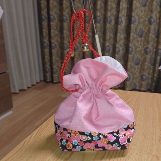 ピンク色が可愛い ポリエステル巾着/底は花柄(浴衣)